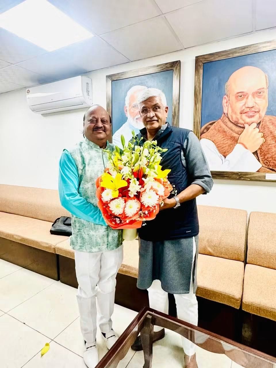 Pyarelal Gundecha presenting honour to distinguished guest — Yash Veera Films