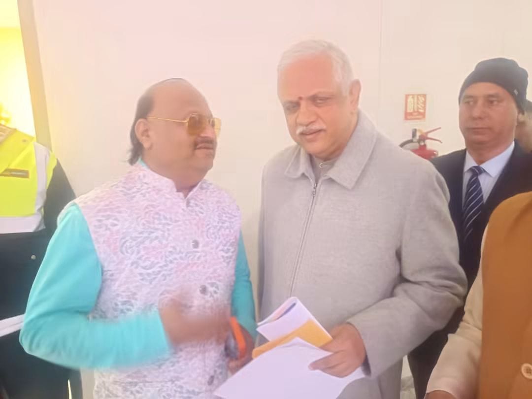 Pyarelal Gundecha honouring Indian dignitary — Yash Veera Films Tamil cinema producer