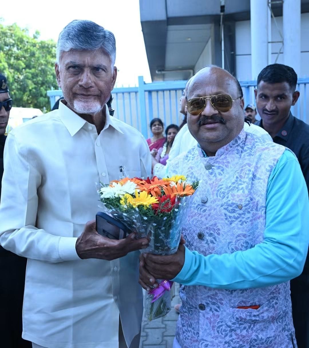 Pyarelal Gundecha with distinguished Indian dignitary — Yash Veera Films producer recognition