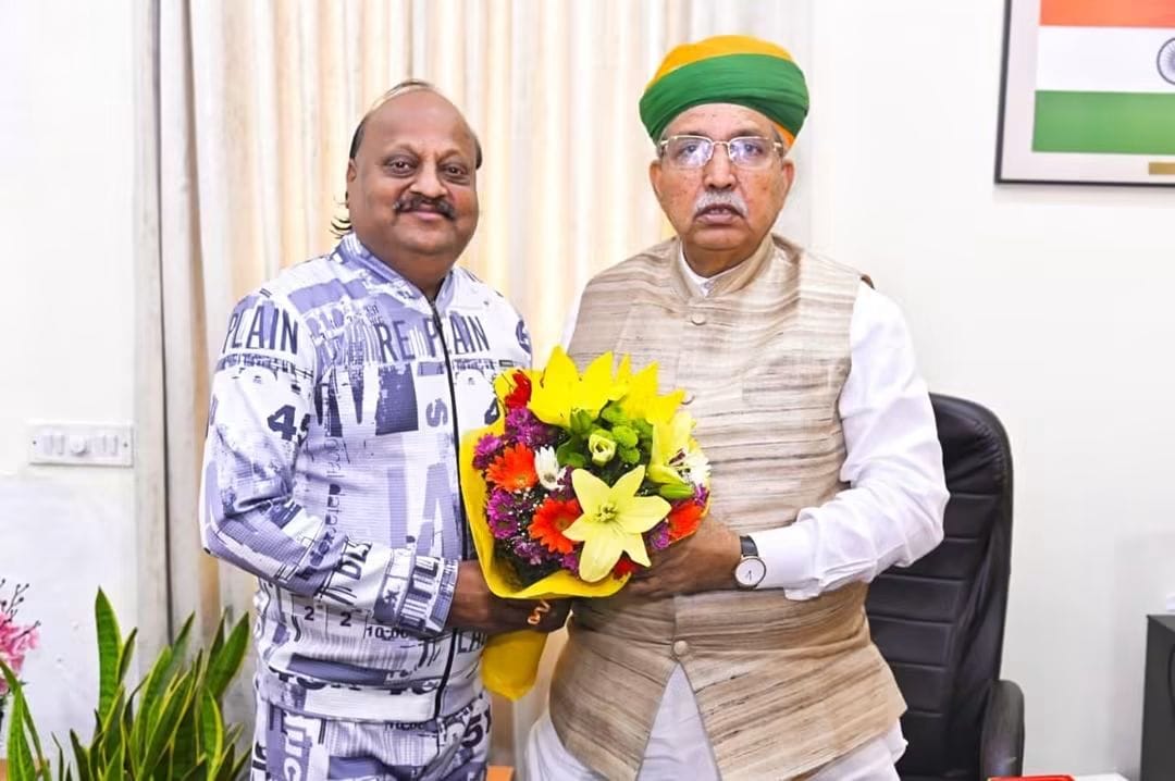 Pyarelal Gundecha honoring a distinguished Indian official — Yash Veera Films producer