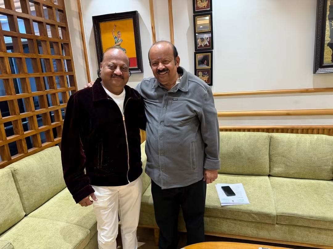 Pyarelal Gundecha felicitating honorable official — Indian film producer recognition ceremony