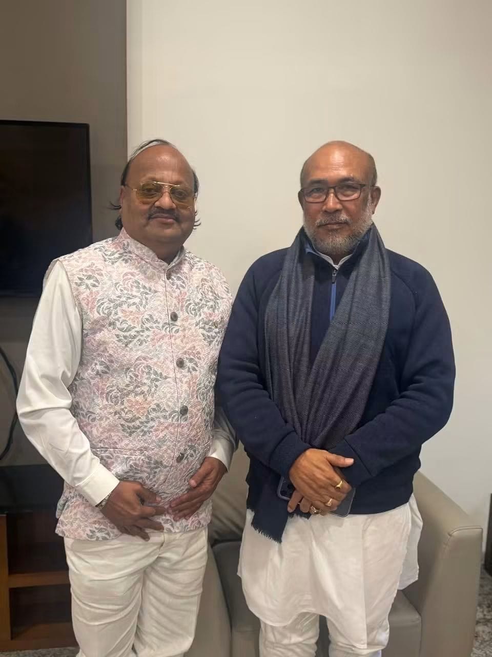 Pyarelal Gundecha honouring Indian dignitary — Yash Veera Films producer, Chennai